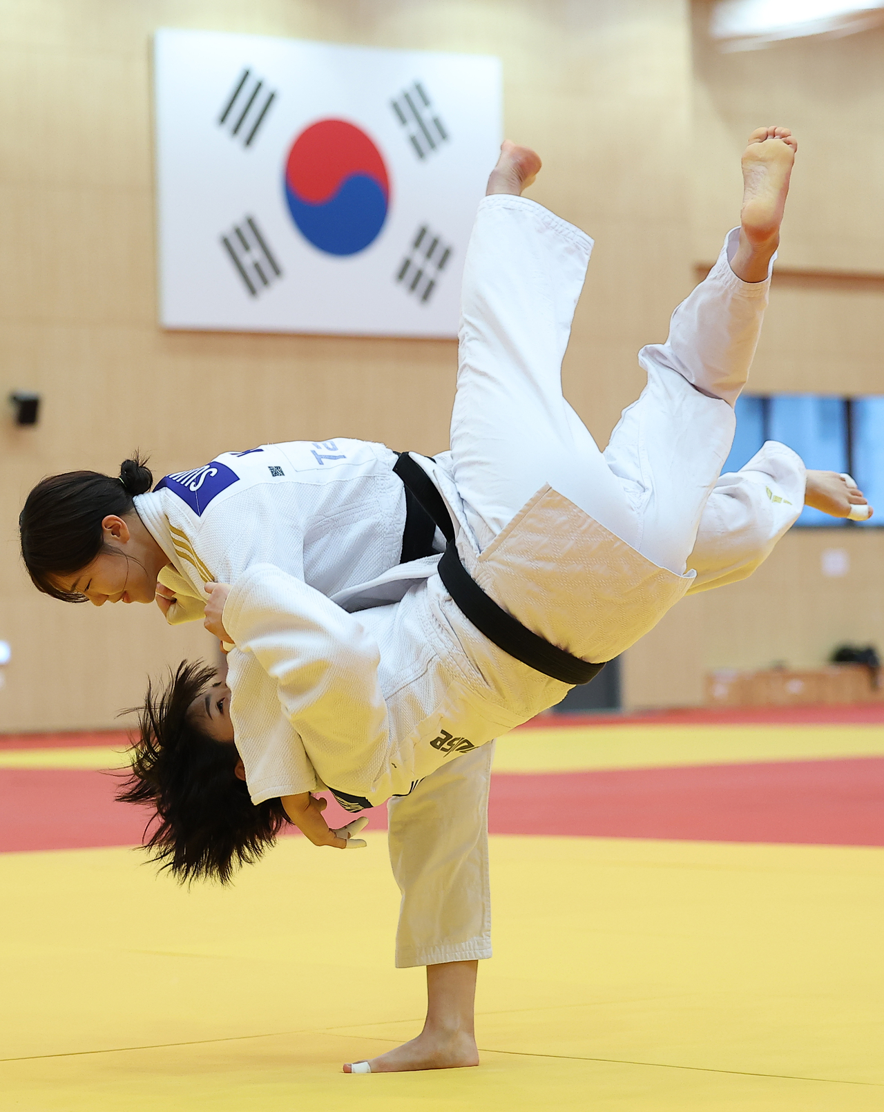 유도 국가대표 정수진이 지난 9일 충북 진천군 진천국가대표선수촌에서 열린 2026 아이치·나고야 아시안게임 유도 국가대표팀 미디어데이 공개 훈련에서 연습하고 있다. [연합]