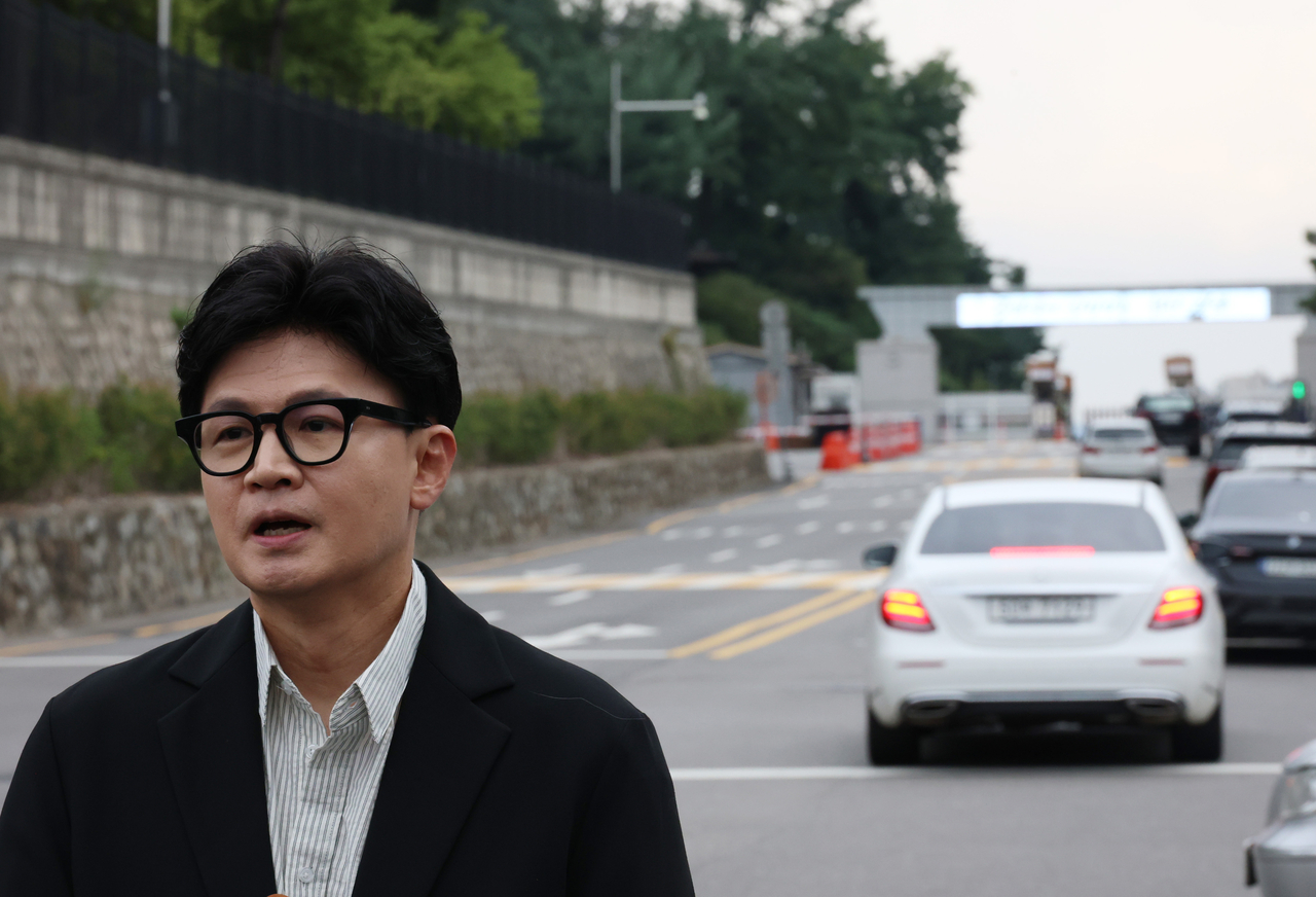 한동훈 무소속 의원이 24일 용산구 국방부 앞에서 비무장지대(DMZ) 내 지뢰 추정 폭발사고 관련 즉각 조사를 촉구하는 1인시위를 하고 있다. [연합]