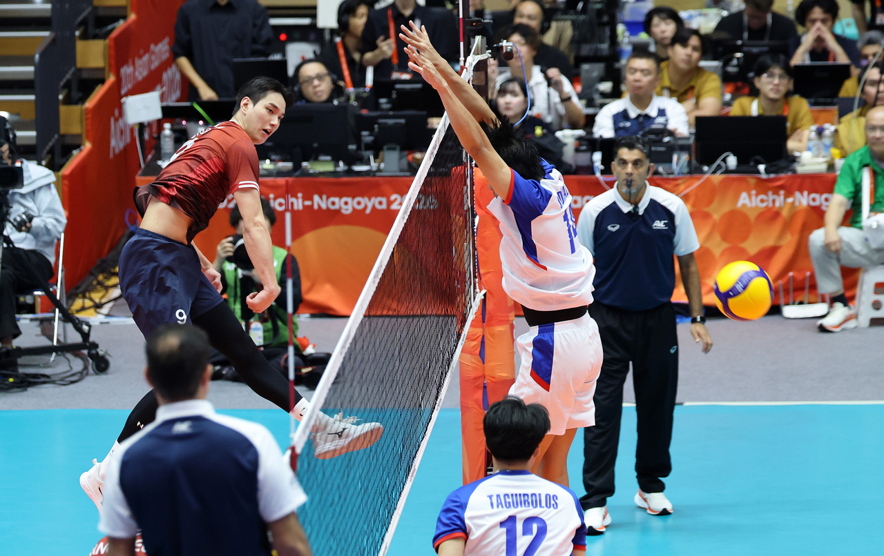 Im Sung-jin attempts an attack during the first set of the South Korea-Philippines men's volleyball preliminary match at the 2026 Aichi-Nagoya Asian Games, held at Park Arena Komaki in Aichi Prefecture, Japan, on Sunday. [Yonhap]