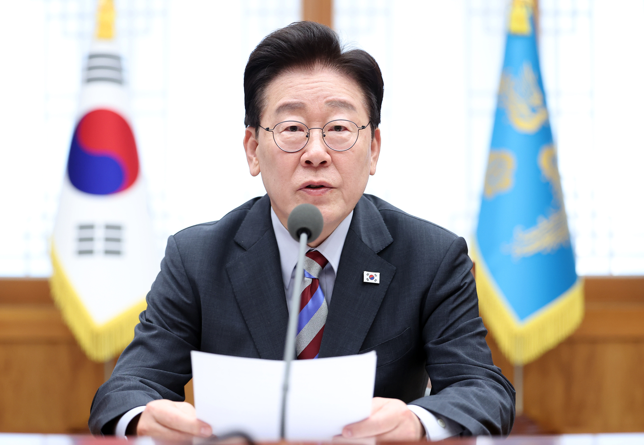 President Lee Jae Myung speaks at the third public-private joint review meeting on mega projects held at Cheong Wa Dae on Tuesday. [Yonhap]