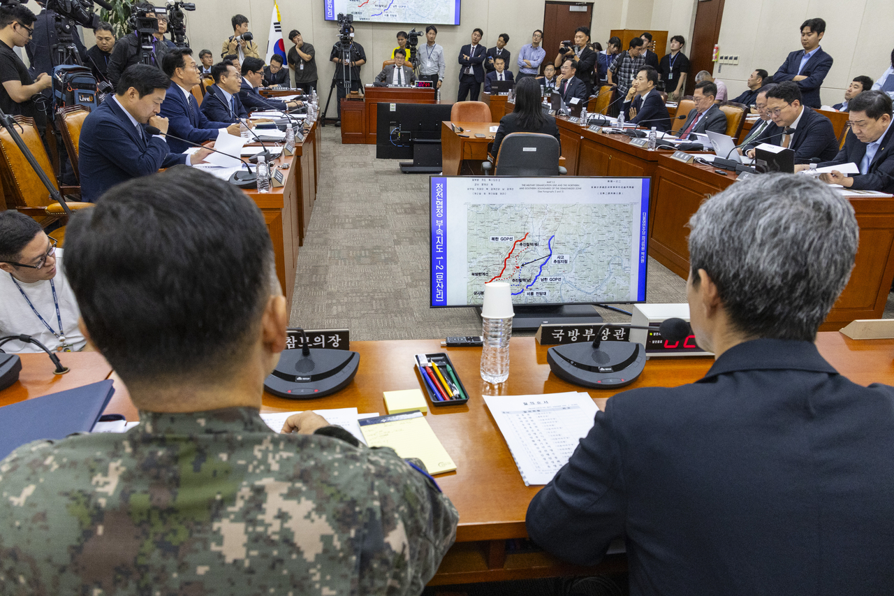 강신철 국방부 장관(오른쪽)과 진영승 합참의장이 29일 국회 국방위원회에서 열린 DMZ 지뢰 추정 폭발사고 현안 질의에 참석해 DMZ 사고 관련 의원 질의 도중 제시한 사고 지역의 지도를 바라보고 있다.  [연합]