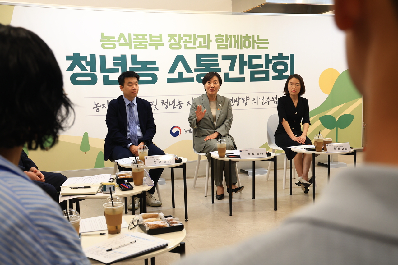 송미령 농림축산식품부 장관이 지난 29일 서울 종로구 한식문화공간 이음에서 열린 청년농 소통간담회에서 참석자들과 ‘2027 청년농 지원체계 개편방향’ 등에 대해 논의하고 있다. 2026.9.29 [농림축산식품부 제공. 재판매 및 DB 금지] <연합뉴스>
