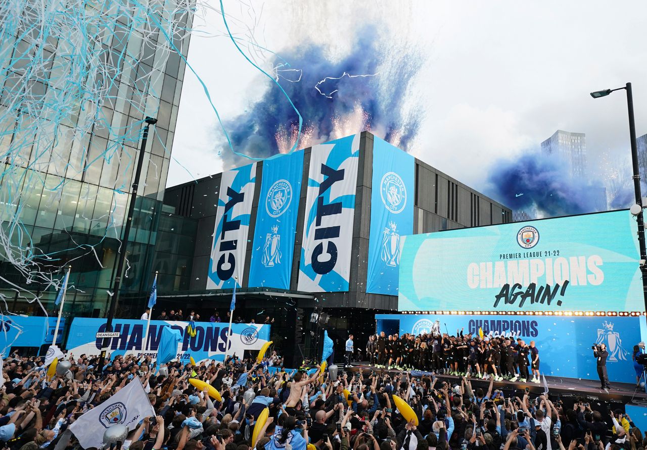 Fans celebrate as Manchester City's players take stage during a victory parade in Manchester, England, May 23, 2022.    (AP-Yonhap)