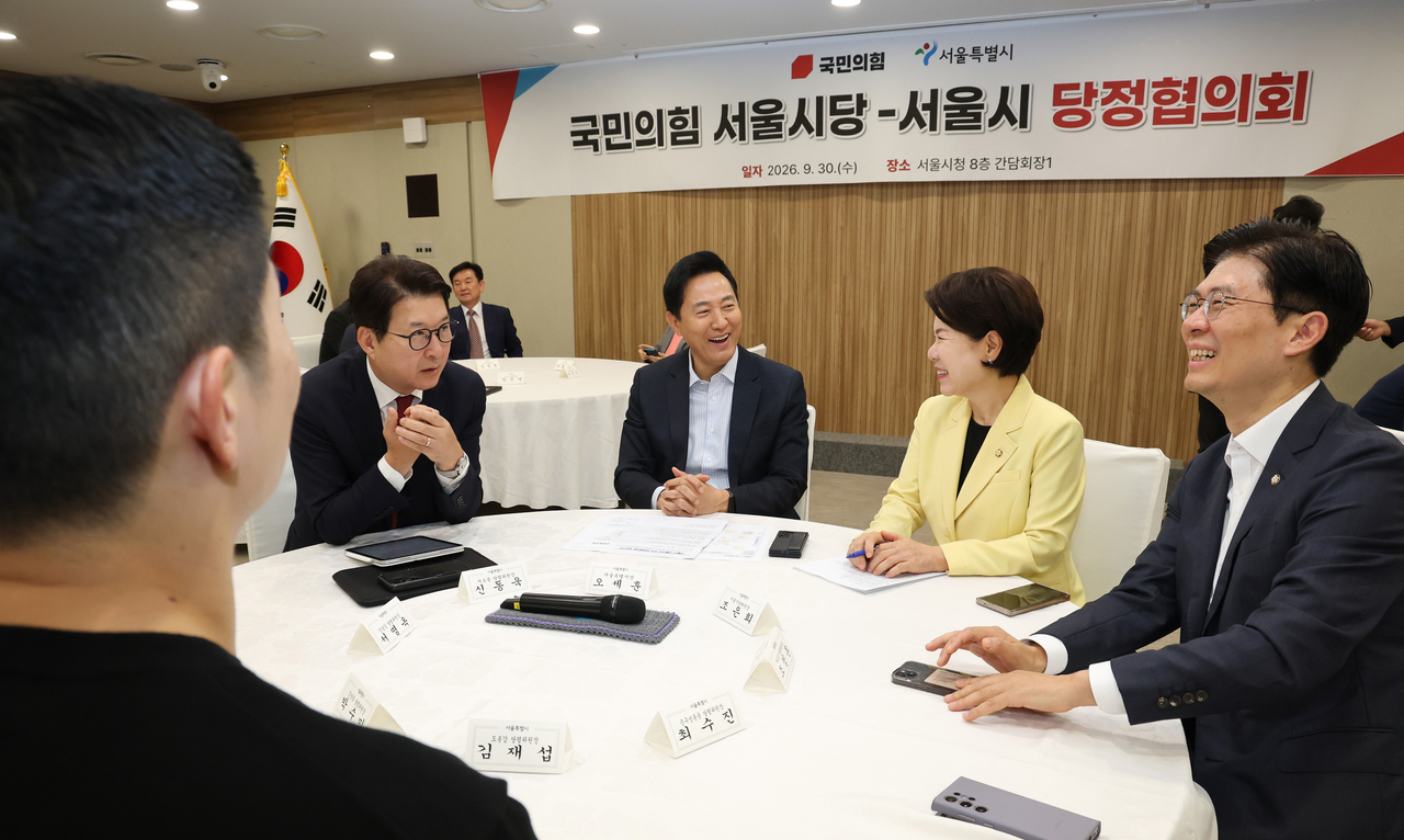 오세훈 서울시장과 국민의힘 의원들이 30일 서울시청에서 열린 ‘국민의힘 서울시당-서울시 조찬 당정협의회’에서 대화하며 밝은 표정을 하고 있다. 왼쪽부터 신동욱 의원, 오세훈 서울시장, 조은희 의원, 조정훈 의원.  [연합]