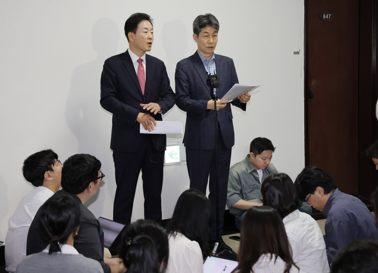 Reps. Yoo Yeong-ha (left) of the People Power Party and Youn Kun-young of the Democratic Party are speaking to reporters after the general meeting of the Intelligence Committee of the National Assembly Wednesday. (Yonhap)