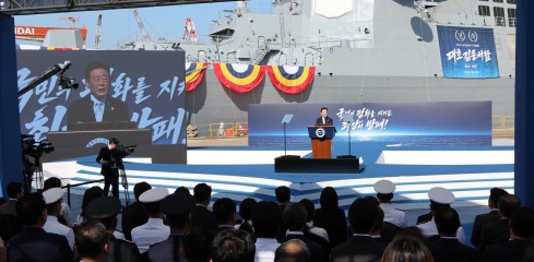 이재명 대통령이 30일 울산에서 열린 대호김종서함 진수식에서 축사를 하고 있다. 2026.9.30 [연합]