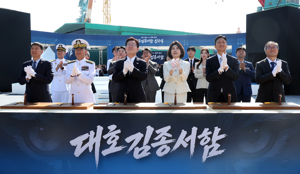 이재명 대통령과 김혜경 여사가 30일 울산에서 열린 대호김종서함 진수식에서 안전항해 기원의식 후 박수치고 있다. 오른쪽부터 이용철 방위사업청장, 정기선 HD현대 회장, 김혜경 여사, 이재명 대통령, 김경률 해군참모총장. 2026.9.30 [연합]