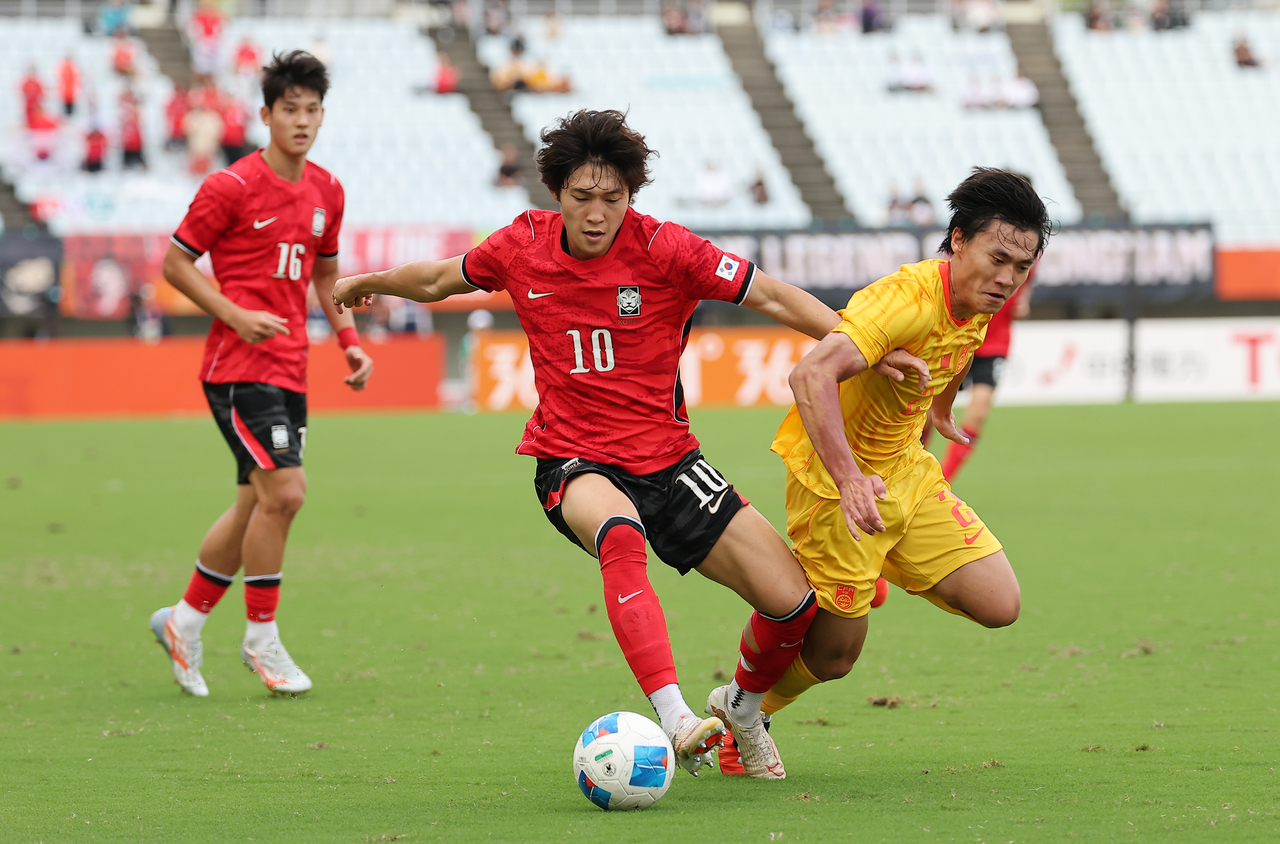 South Korea's Bae Jun-ho dribbles during the men's football semifinal of the 2026 Aichi-Nagoya Asian Games against China at Nagai Stadium in Osaka, Japan, on Wednesday. [Yonhap]