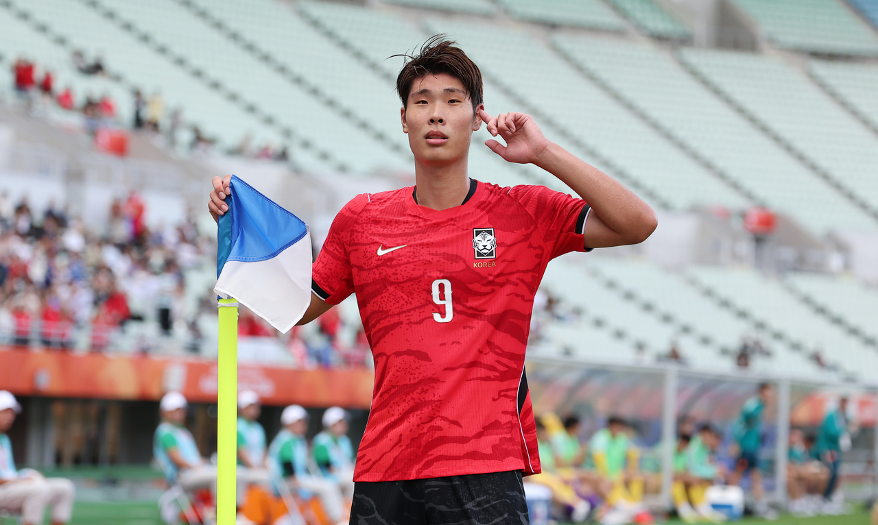 South Korea's Lee Young-jun celebrates after scoring the equalizer against China in the men's football semifinal of the 2026 Aichi-Nagoya Asian Games at Nagai Stadium in Osaka, Japan, on Wednesday. [Yonhap]