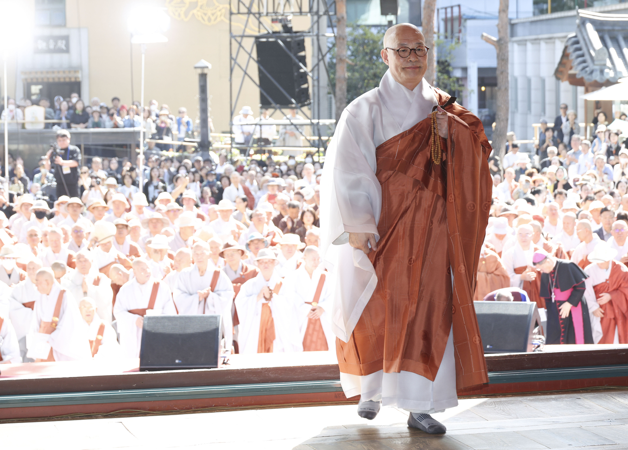 The Ven. Jinwoo, head of the Jogye Order of Korean Buddhism, enters Daeungjeon, the main hall of Jogyesa in central Seoul, during a ceremony marking the start of his second term as the order’s 38th chief on Thursday. (Lee Sang-sub/The Korea Herald)