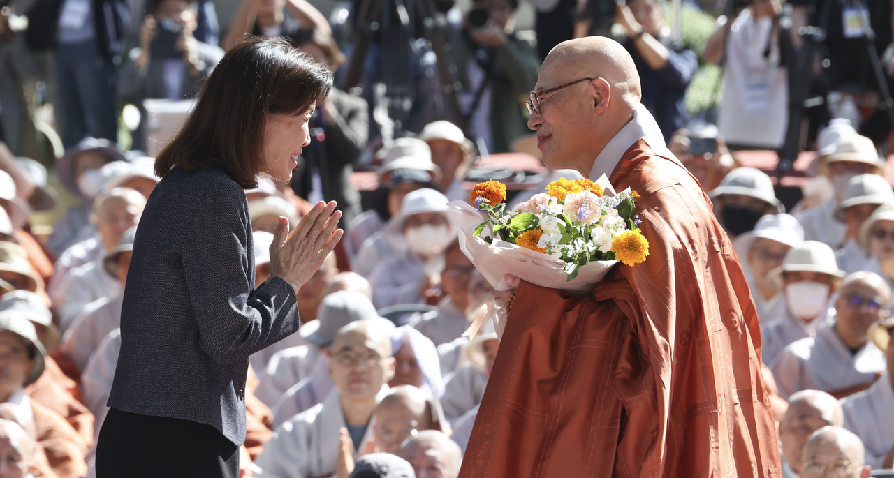 The Ven. Jinwoo (right), head of the 38th administration of the Jogye Order of Korean Buddhism, receives a congratulatory bouquet from US Ambassador to Korea Michelle Steel during his inauguration ceremony at Jogyesa in central Seoul on Thursday. (Lee Sang-sub/The Korea Herald)