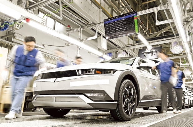 Workers conduct a final quality inspection of the Ioniq 5 at Hyundai Motor's Ulsan Plant 1. [Hyundai Motor Group]
