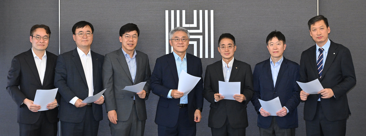 김민수(왼쪽부터) 금융감독원 자산운용국 자산운용총괄팀장, 백상태 한국예탁결제원 전략기획본부장, 김희수 에프앤가이드 부사장, 안희준 성균관대학교 교수 겸 심사위원장, 김진억 금융투자협회 대외정책본부 상무, 정상현 한국거래소 증권상품시장부 부장, 권남근 헤럴드경제 편집국장이 16일 오후 서울 용산구 헤럴드스퀘어 대회의실에서 열린 2026 헤럴드 투자대상 심사위원회에 참석하고 있다.  임세준 기자