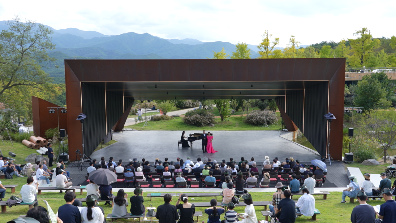 Bass Lim Chae-jun and soprano Cho Sun-hyung sing during "Love Songs," a program of Korean art songs and opera arias on Sept. 19 at Symphony 6 at Sayuwon in Gunwi County, Daegu on Sept. 19. (Sayuwon)