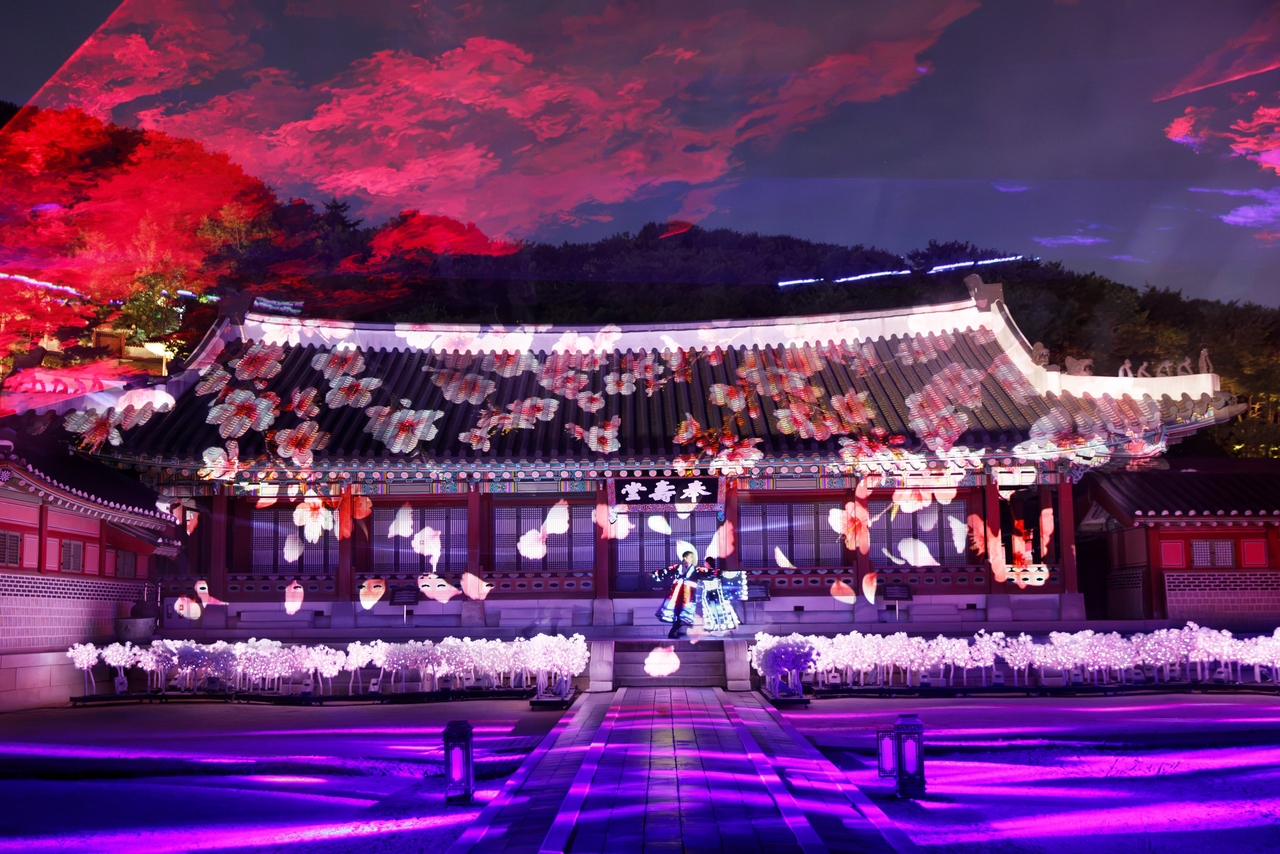 A rehearsal for "Time Travel: That Night at Haenggung" at the Suwon Hwaseong Festival takes place on Monday. (Suwon Special City)