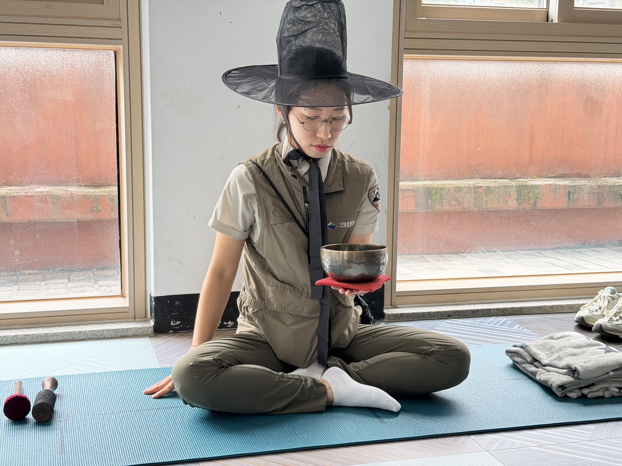 Sound therapy session at the center,  with a singing bowl (Hong Yoo/The Korea Herald)