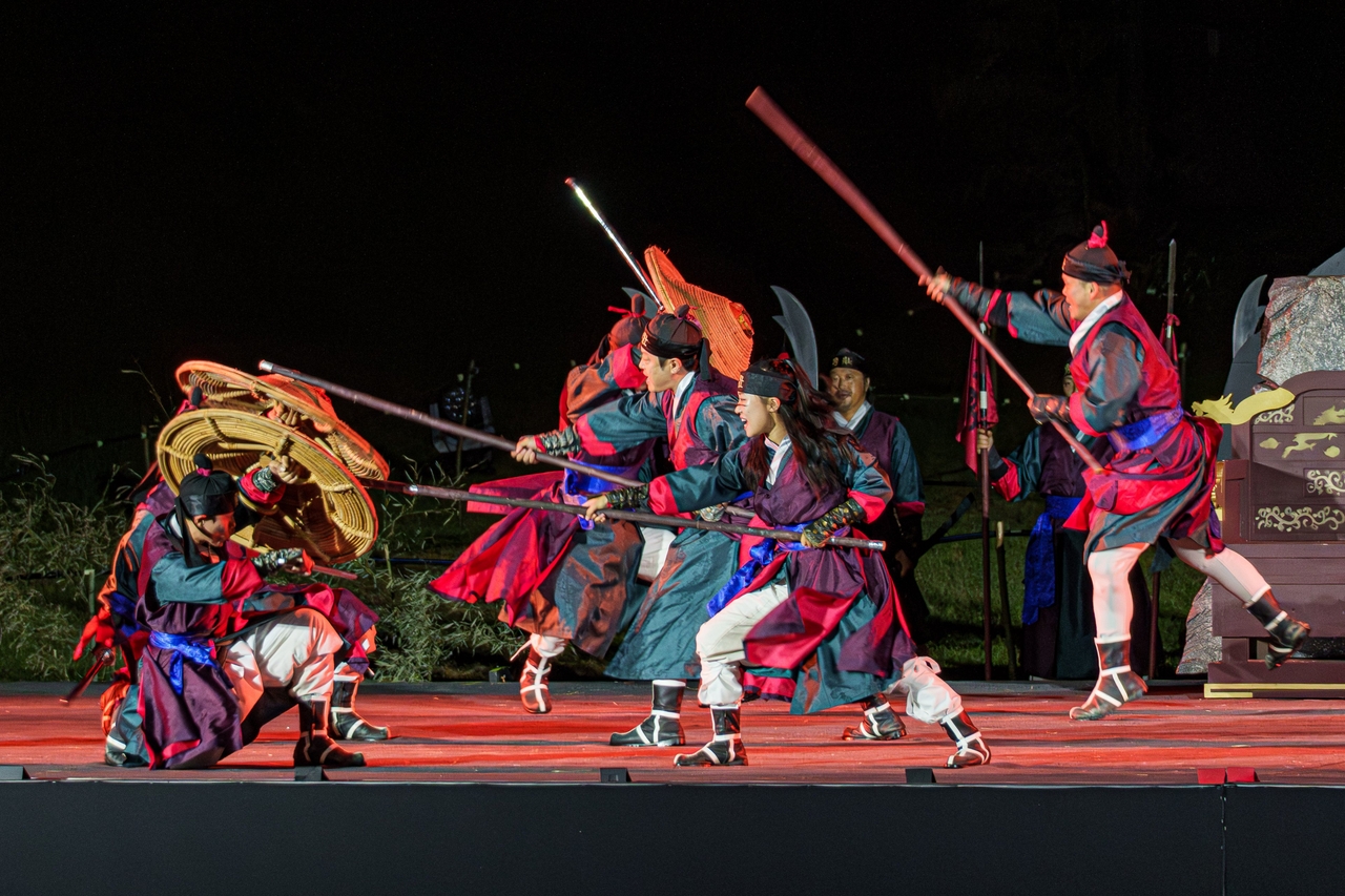 Last year’s “Yajo” performance at the 62nd Suwon Hwaseong Festival recreates the dynamic movements of Joseon-era military training. (Suwon Special City)
