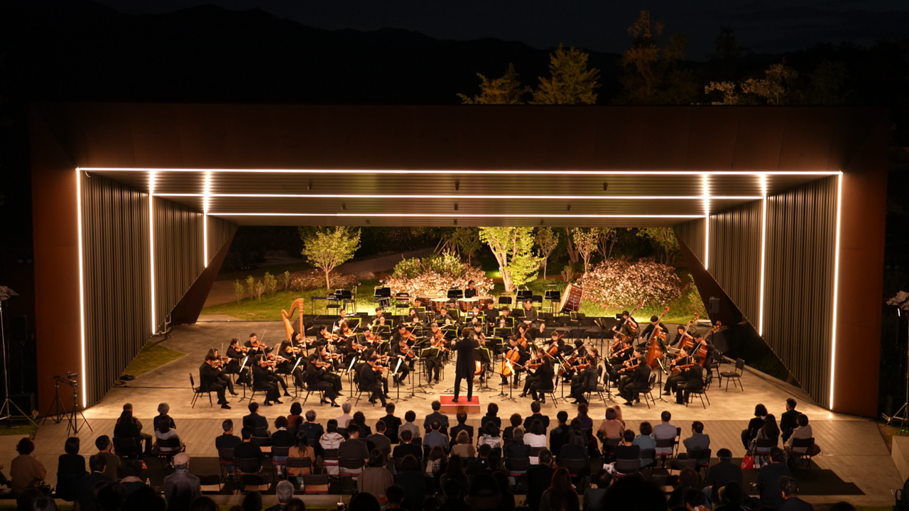 Korea National Symphony Orchestra performs Beethoven's Symphony No. 6 at Symphony 6 at Sayuwon in Gunwi County, Daegu on Sept. 18. (Sayuwon)