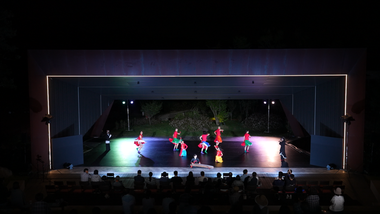 The Ahn Eun Me Company performs the world premiere of "Dance of Thought: This Way and That Way" at Symphony 6 at Sayuwon in Gunwi County, Daegu on Sept. 19. (Sayuwon)