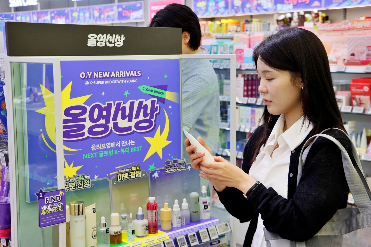 CJ올리브영 대학로중앙점 ‘올영신상’ 매대에서 고객이 ‘K-슈퍼루키 위드 영’ 3기 선정 브랜드 제품을 살펴보고 있다 [CJ올리브영 제공]