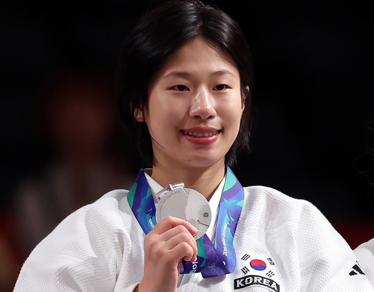 Jang Se-yun holds her silver medal during the medal ceremony for the Women’s -52kg judo final match at Aichi International Arena in Nagoya, Japan, Wednesday. (Yonhap)