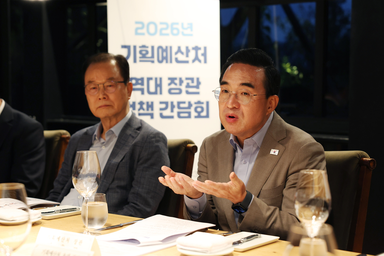Minister of Planning and Budget Park Hong-keun meets with former ministers of the Ministry of Planning and Budget at a policy forum held at the JW Marriott Hotel in Gangnam-gu, Seoul, on Wednesday.
