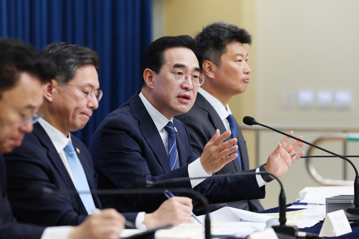 Planning and Budget Minister Park Hong-keun speaks during a press briefing in Sejong, Friday. (Ministry of Planning and Budget)