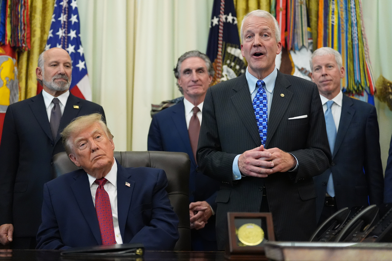Republican Sen. Dan Sullivan of Alaska (front row, right) speaks about the Alaska liquefied natural gas project at a White House event announcing South Korean investment in the United States on Wednesday (local time). President Donald Trump, Commerce Secretary Howard Lutnick, Interior Secretary Doug Burgum and Energy Secretary Chris Wright (back row, from left) listen. [AP]
