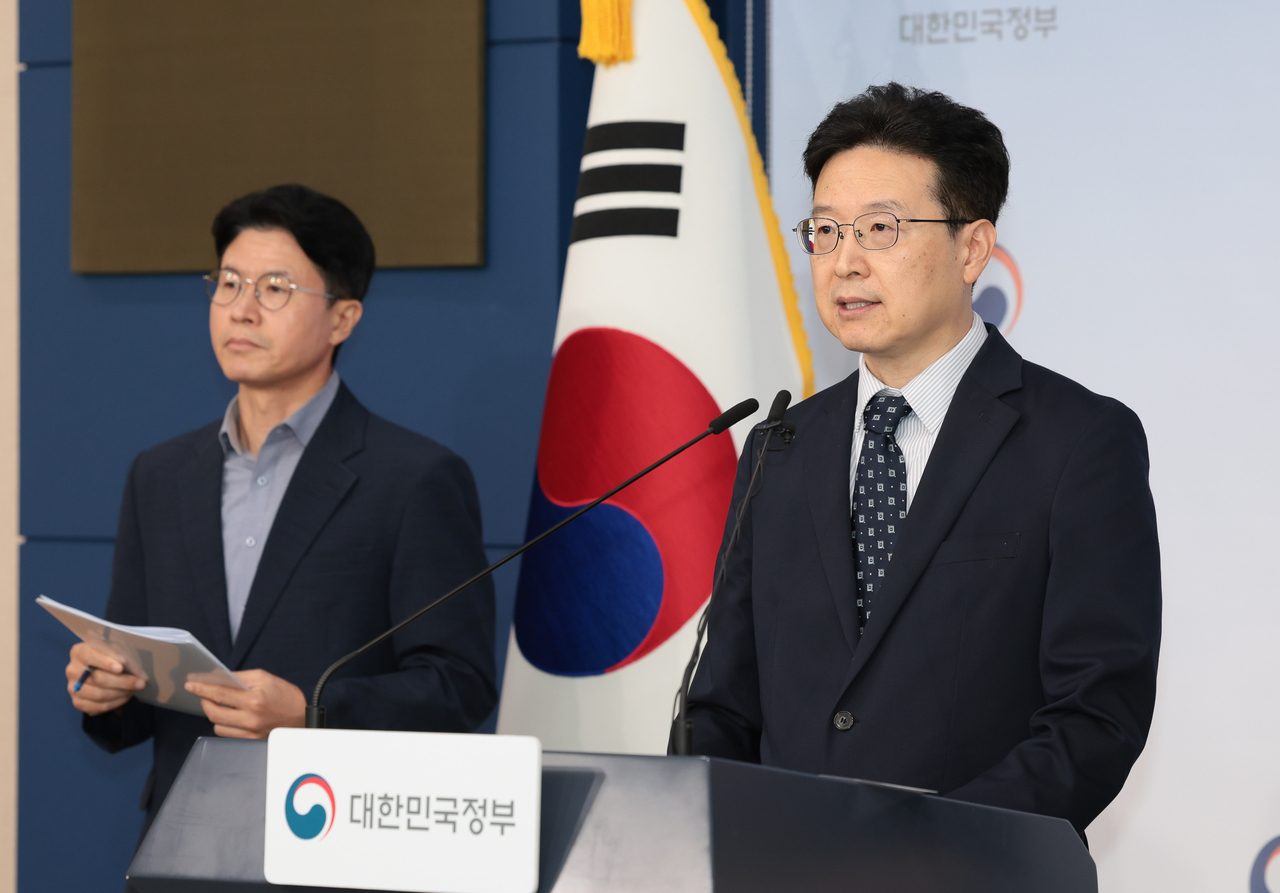 황규철 행정안전부 인공지능정부실장이 1일 오전 서울 종로구 정부서울청사 별관 브리핑실에서 열린 ‘공공부문 사이버보안 책임성 강화방안’ 관련 관계부처 합동 브리핑에서 주요 내용을 설명하고 있다. [행정안전부 제공]