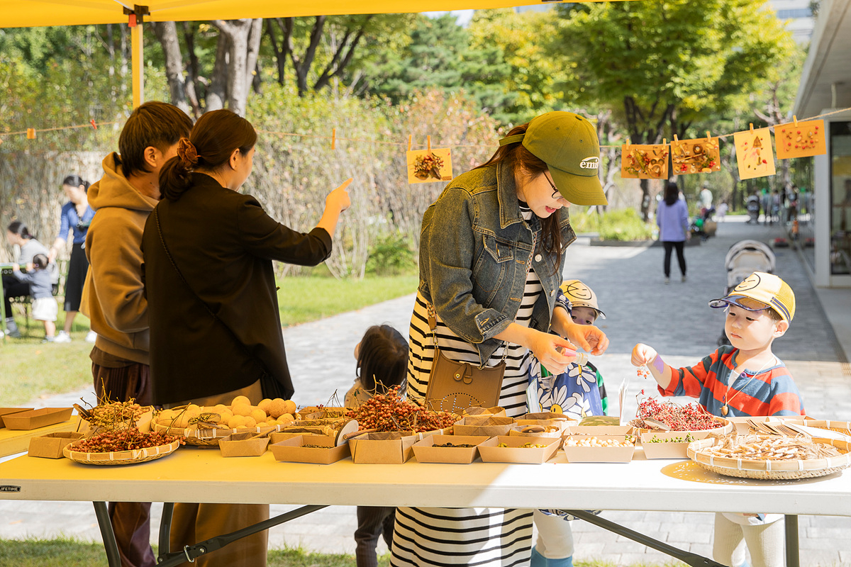 Families enjoy the Infant Forest Family Festival at Sintri Park in Yangcheon-gu, Seoul.