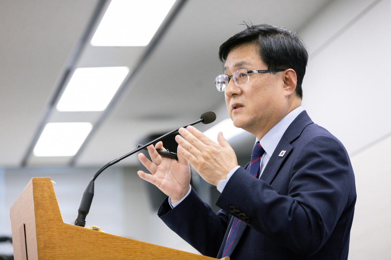 Minister of Climate, Environment and Energy Kim Sung-hwan speaks at a press briefing at the Government Complex Sejong on Thursday. [Ministry of Climate, Environment and Energy]