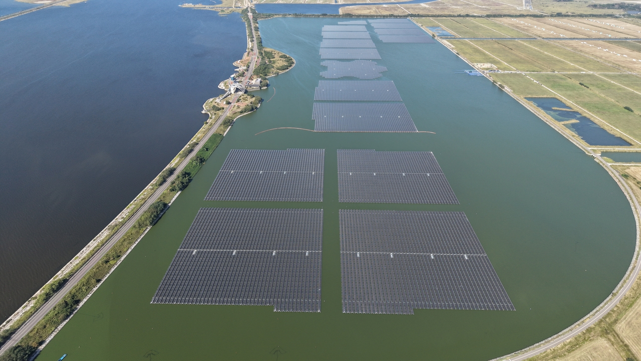 A floating solar power facility under construction at Saemangeum in Gunsan, North Jeolla Province, as part of the 73.2 MW Saemangeum Sunshine Sharing Project. [Korea Rural Community Corporation]