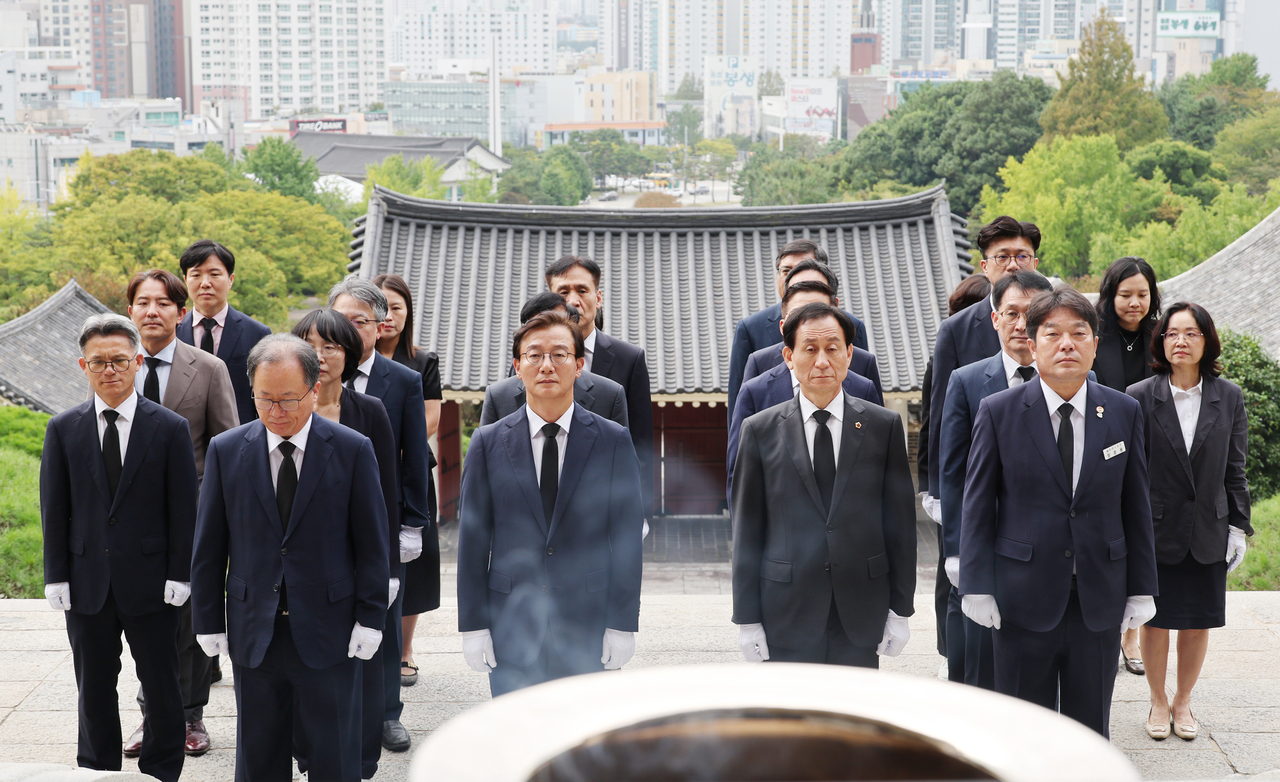 1일 오전 제47회 부산시민의 날 기념식에 앞서 전재수 부산시장, 김석준 부산시교육감, 강무길 부산시의회 의장 등이 충렬사에서 참배하고 있다. [부산시 제공]