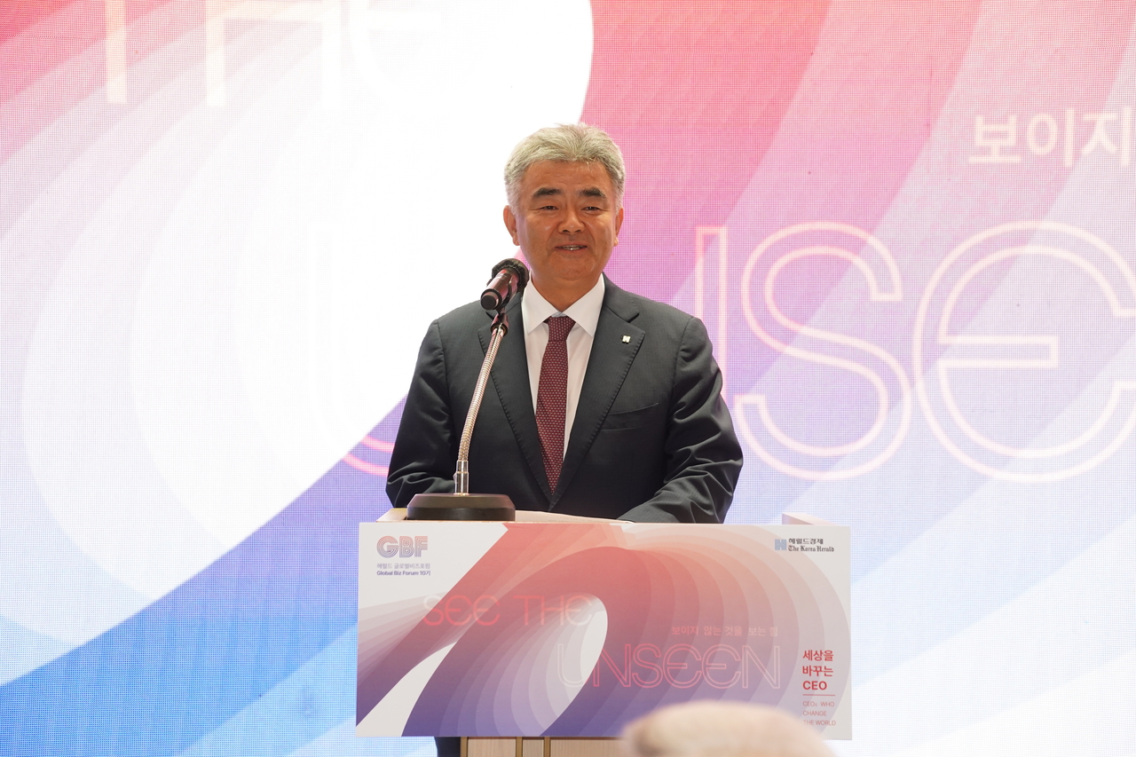 Jung Won-ju, chairman of both the Herald Media Group and Daewoo Engineering & Construction, delivers opening remarks at the 10th Global Business Forum in Seoul on Wednesday. (The Korea Herald)