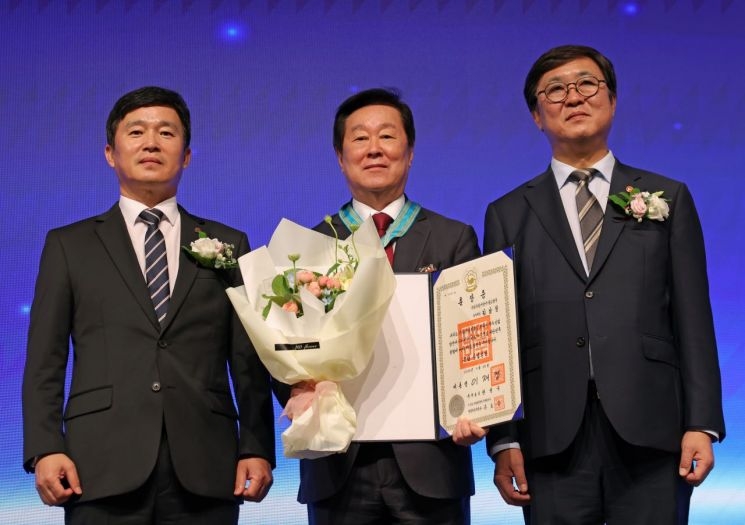 이경수(왼쪽부터) 한국관광협회 중앙회장, 김남철 우양산업개발 힐튼경주 부사장, 최휘영 문화체육관광부 장관.[힐튼경주 제공]