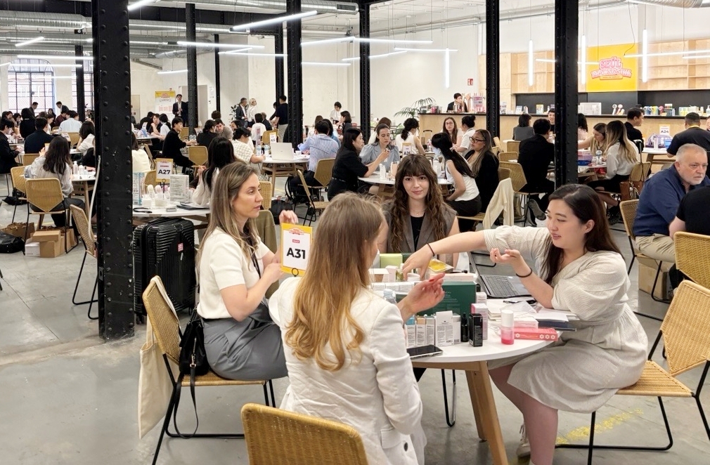 Representatives of South Korean small and midsize companies hold export consultations with local buyers at the Lotte-Korea Brand Expo in Madrid, Spain, in May. (Lotte)