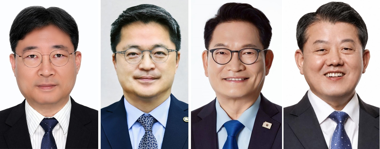 From left:  Chief presidential secretary for policy Ha Joon-kyung, senior secretary for economic growth Moon Shin-hak, Rep. Song Young-gil, special adviser for peace and diplomacy, and Rep. Kim Byung-joo, special adviser for defense policy (Yonhap)