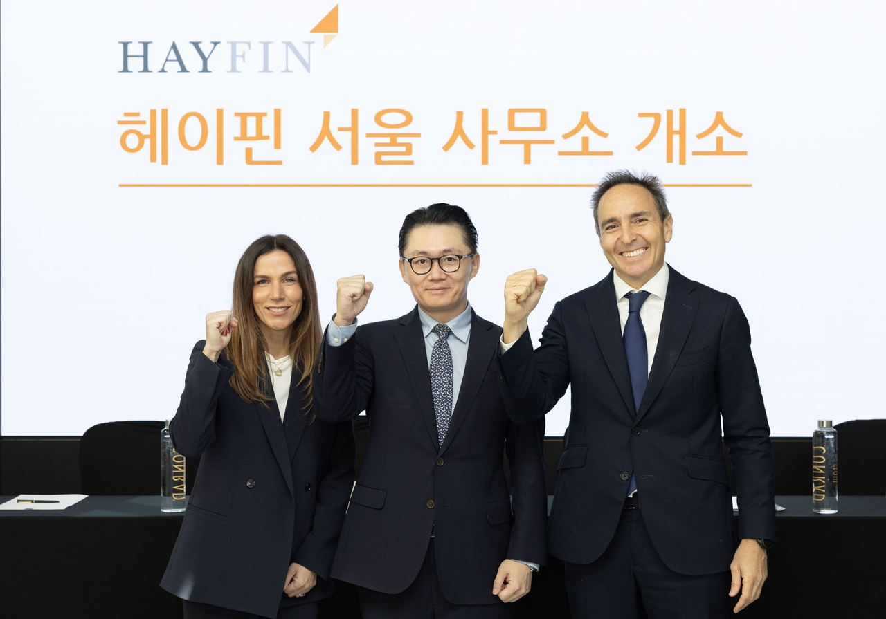 리사 립스키(왼쪽부터) 헤이핀캐피탈매니지먼트 글로벌 공동 고객 커버리지 총괄, 최시진 헤이핀캐피탈매니지먼트 한국 대표, 카를로스 플라 헤이핀캐피탈매니지먼트 포트폴리오 운용 총괄이 1일 서울 여의도 Three IFC에서 열린 서울 사무소 개소 기자간담회에 참석해 기념촬영을 하고 있다. [헤이핀캐피탈 제공]