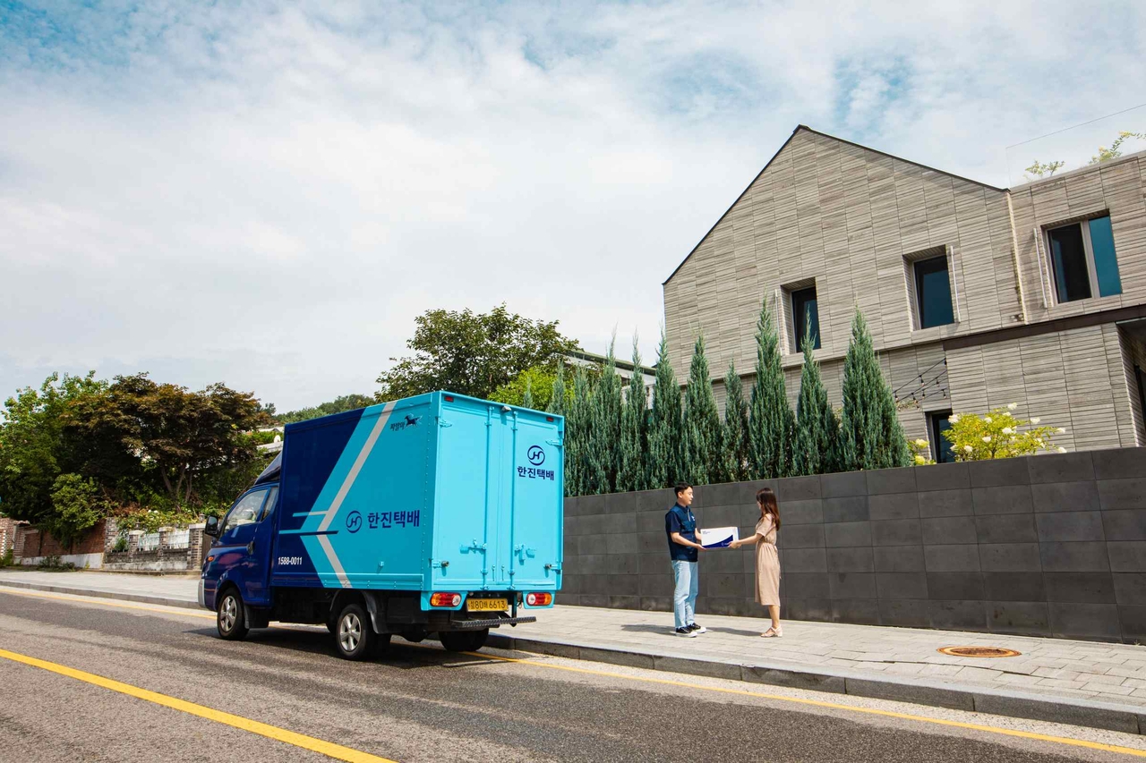As delivery volumes surged during this year's Chuseok holiday season, Hanjin delivery drivers who went out of their way to communicate with customers and provide attentive service received an outpouring of gratitude from across the country. [Provided by Hanjin]