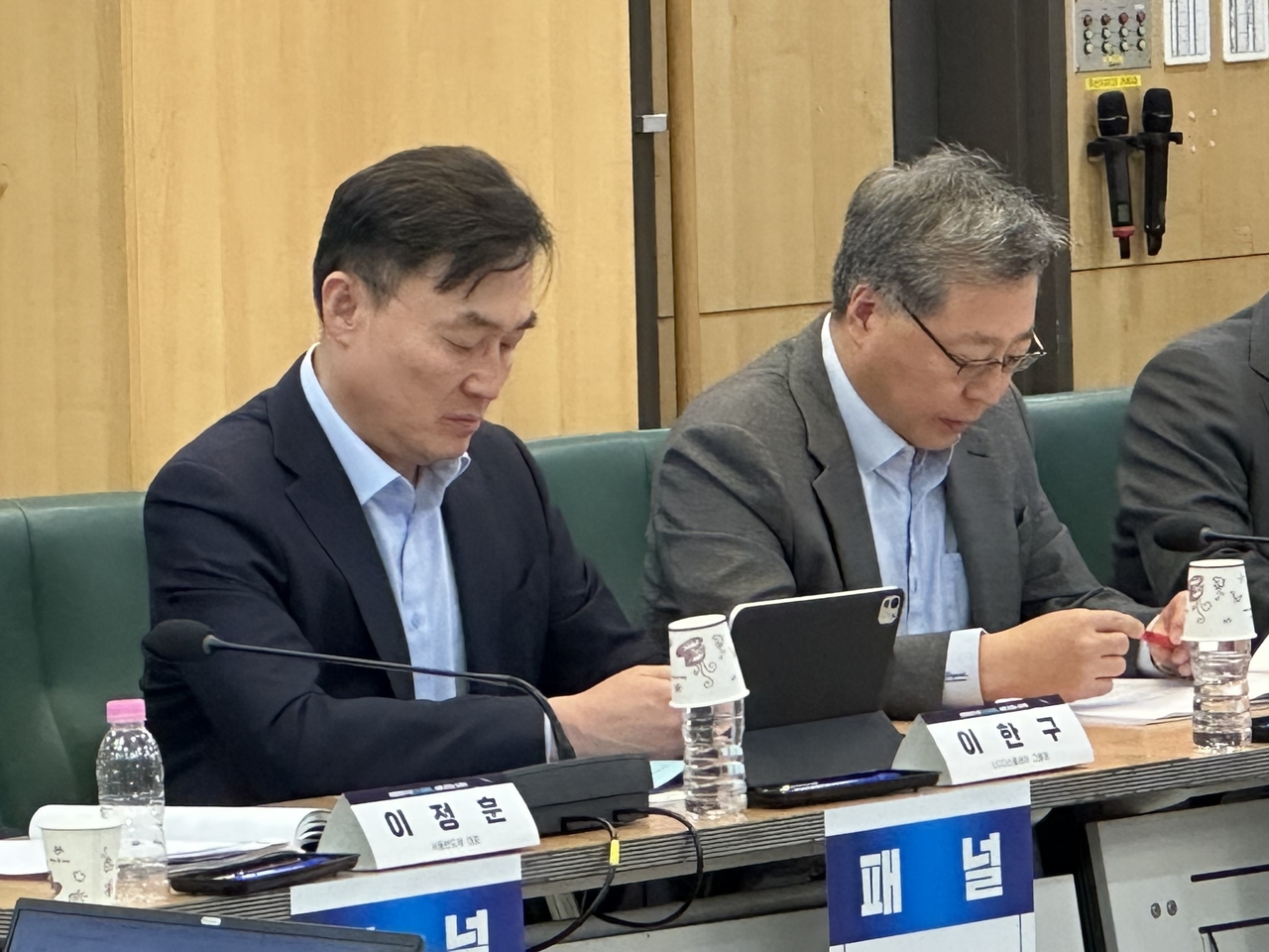디스플레이 국회 정책 토론회에 참석한 이한구(왼쪽) LG디스플레이 그룹장과 허철 삼성디스플레이 부사장. 이정완 기자.