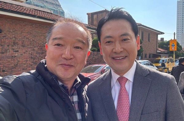 국민의힘 순천갑 한규성 조직위원장(왼쪽)이 장동혁 당 대표와 사진을 촬영하고 있다.