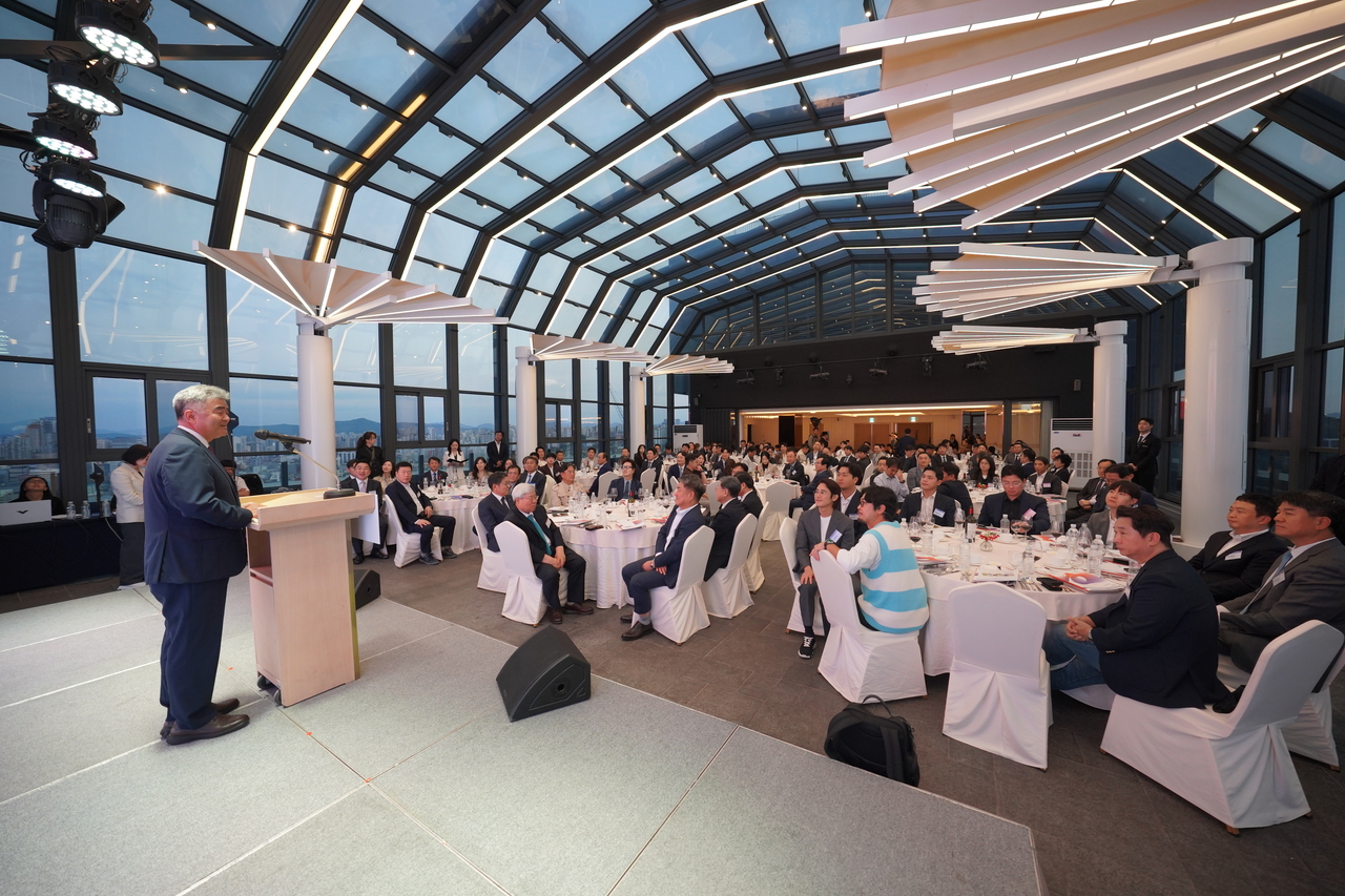 Jung Won-ju (left), chairman of both the Herald Media Group and Daewoo Engineering & Construction, delivers opening remarks at the 10th Global Business Forum in Seoul on Wednesday. (The Korea Herald)