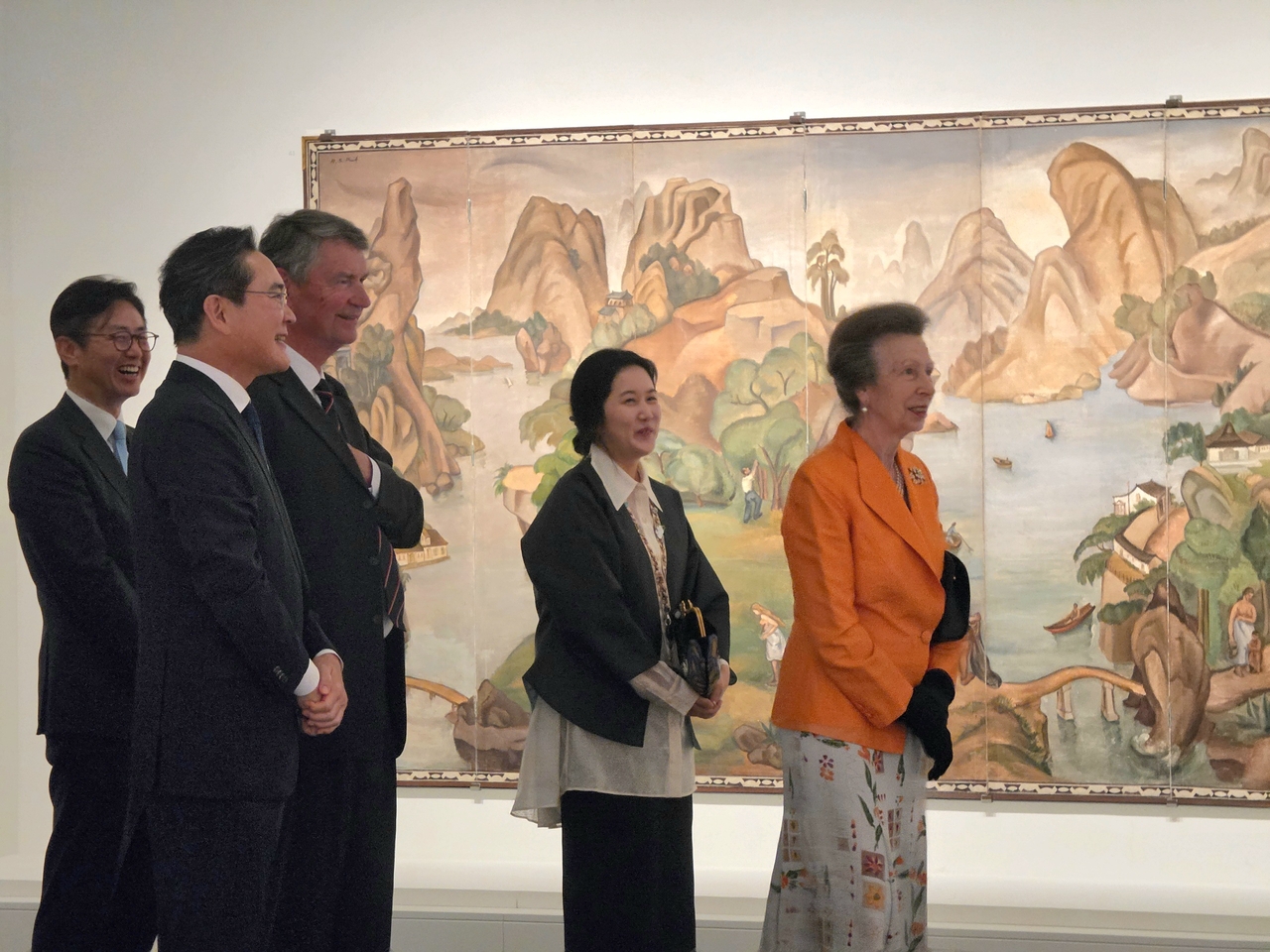 Princess Anne of the British royal family (far right) tours the Lee Kun-hee Collection exhibition at the British Museum on Wednesday (local time). [Samsung Electronics]
