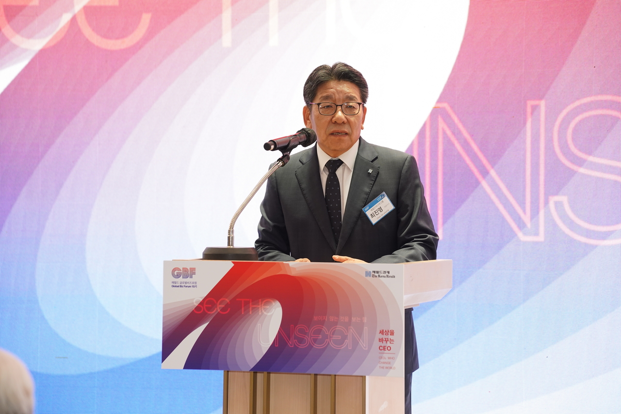 Choi Jin-young, CEO of Herald Media Group, delivers opening remarks at the 10th Global Business Forum in Seoul on Wednesday. (The Korea Herald)