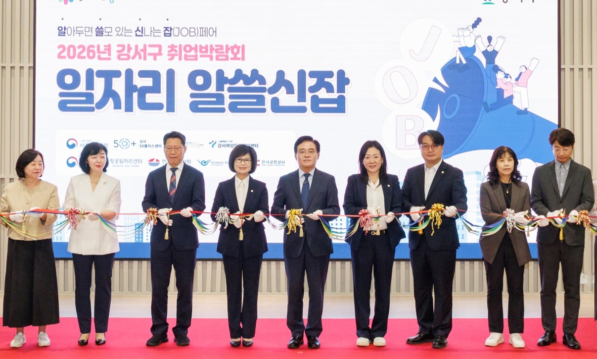 Job seekers browse company booths at the Gangseo-gu employment fair held Wednesday at Seoul Startup Hub mPlus.