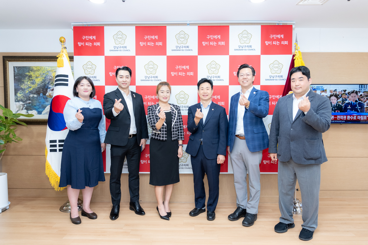 Florida Korean American association leaders pose with Gangnam-gu Council members during their visit to the council. From left: fourth, Council Speaker Lee Jae-jin; fifth, Florida United Korean Association President Shin Gwang-su; second, South Florida Korean Association President Steve Seo; third, Tampa Korean Association President Kang Seon-i.