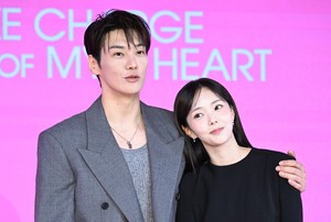 [포토] 김영광, 채수빈 ‘넓은 어께에 포~~옥’