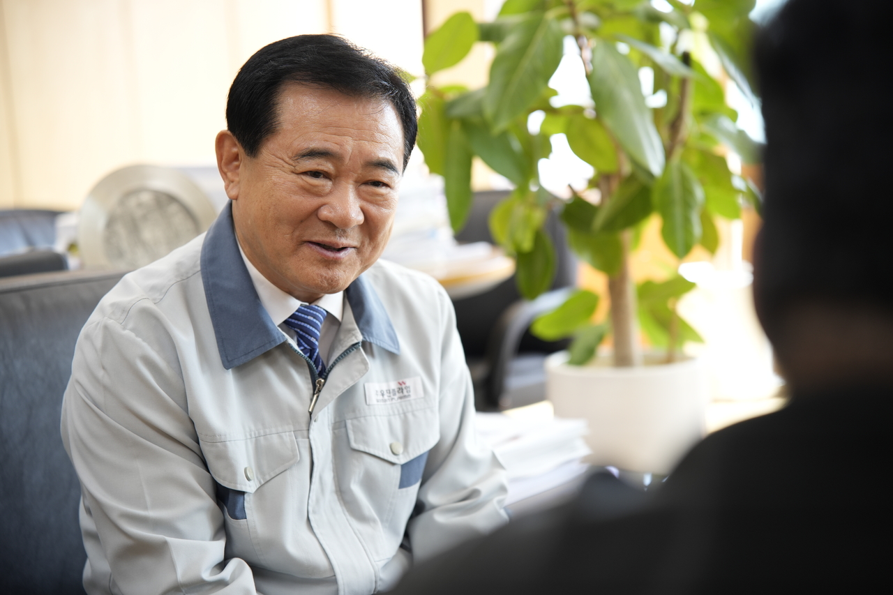 김익환 우진플라임 대표가 지난달 30일 충북 보은 본사에서 헤럴드경제와 인터뷰하고 있다. [우진플라임 제공]