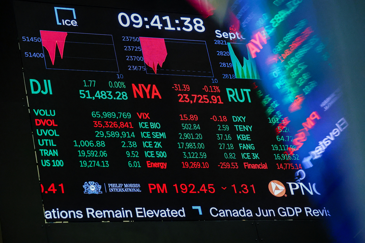 미국 뉴욕증권거래소(NYSE)에서 개장 벨이 울린 후 스크린에 시장 정보가 나타났다. [로이터]