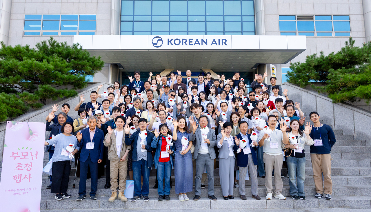 지난 9월 30일 1차 행사에 참석한 대한항공·아시아나항공 임직원 가족들이 본사 주요 시설 견학을 마친 뒤 기념 촬영을 하고 있다. [대한항공 제공]